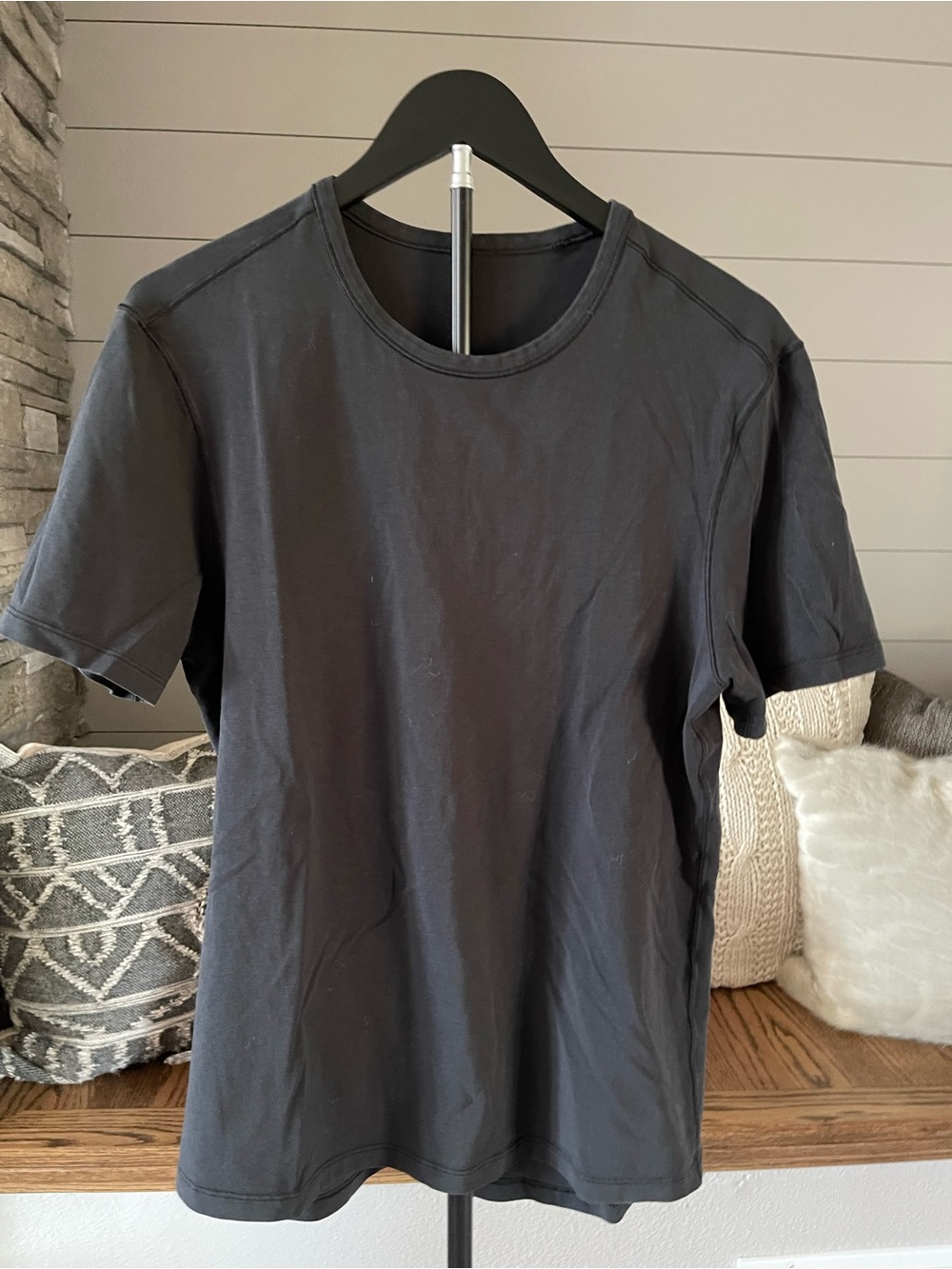 Vuori Strato Tech Tee – Men’s Small – Heather Black